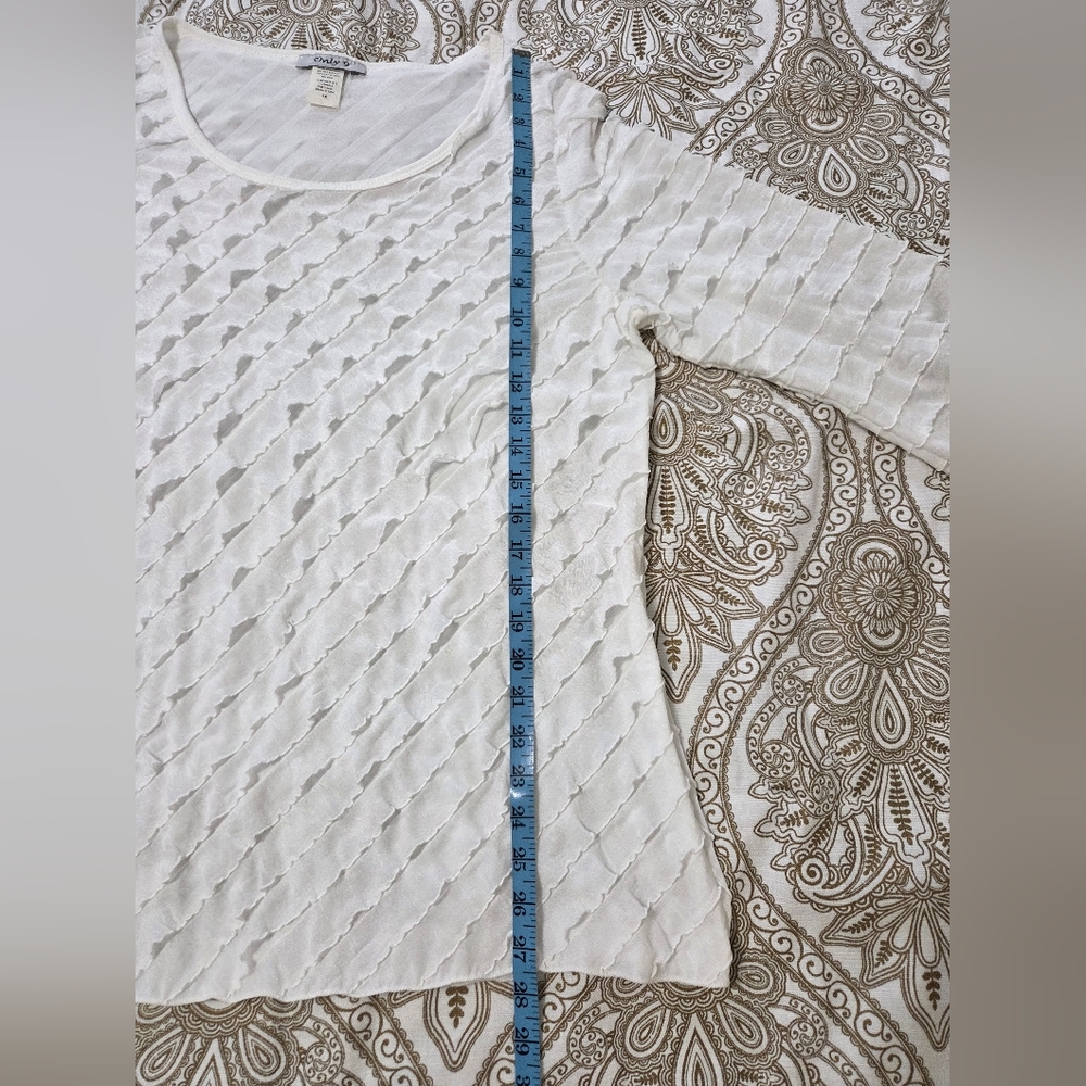 Only 9 White Ruffled Blouse. - Picture 7 of 8